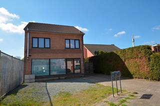 Ruim en instapklaar appartement op de eerste verdieping van een kleinschalig gebouw, bestaande uit: leefruimte met open en volledig ingerichte...