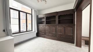Charmante en ruime woning in Etterbeek, ideaal gelegen op wandelafstand van Place Jourdan en de europese wijk in een rustige en aangename straat...