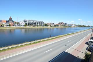 Ruime woning met garage met mooi open zicht op de vaart.Indeling:inkomhall, kelder, ruime garage met werkplaats, zonnige koer, badkamer met bad,...