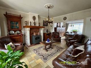 In een residentiële woonstraat te Pollare nabij het centrum van Ninove bevindt zich deze ruime, lichtrijke woonst met een gezellige tuin en een inpandige garage. Deze te moderniseren gezinswoning biedt vier volwaardige slaapkamers en een zolder die perfect kan worden ingericht als een extra slaapkamer(s) of een hobbyruimte. Op het gelijkvloers is er een ruime, open leefruimte met een ingerichte keuken, een veranda en een badkamer met ligbad, douche en toilet. Vooraan de woning bevindt er zich de inpandige garage met eigen oprit en achteraan de aangename, groene tuin met terras. De tuin geeft toegang tot een veldweg achteraan het huis. De woning, gebouwd in 1962 op een perceel van 4a42ca, heeft een totale bebouwde oppervlakte van 286 m². In de voorbije jaren werden reeds belangrijke renovaties uitgevoerd, waaronder de vernieuwing van het dak, isolatie, de boiler en de centrale verwarming op aardgas. Daarnaast bieden de aanwezige bijgebouwen extra opslag- of werkruimte. De ligging is bijzonder gunstig, op wandel- en fietsafstand van scholen, winkels en openbaar vervoer, met vlotte verbindingen richting Brussel, Gent en Aalst. Deze woning is ideaal voor gezinnen die op zoek zijn naar ruimte, comfort en een goed bereikbare locatie. Voor meer informatie of het plannen van een bezoek kunt u contact opnemen via 054/69.68.67 of mailen naar info@vastgoedhuiseemans.be.