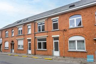 Te koop in Lede : instapklare woning nabij winkels (bakkerij, slager en apotheek op wandelafstand) en station.<br />Woning met gezellig tuintje en terras.<br />Gelijkvloers vind je inkomhal, woonkamer, ingerichte keuken en badkamer met douche in bad en toilet.<br />Boven zijn er 2 ruime slaapkamers, eveneens voorzien met centrale verwarming. De wachtleidingen liggen klaar om ook op zolder centrale verwarming te plaatsen. De ruime zolder kan nog ingericht worden voor 1 of 2 extra slaapkamers.<br />Deze woning heeft dubbele beglazing, dak volledig geïsoleerd en overal centrale verwarming op gas. <br /><br />Graag een bezoek : 052 52 80 30 - els@cornelis-goeman.be