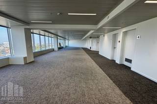 Cet espace de bureaux de <strong>1.664 m² </strong>bénéficie d’une excellente accessibilité grâce à sa proximité avec plusieurs axes routiers majeurs tels que la <strong>R10, l’A12, l’E19 et l’E17</strong>.<br /><br />De grandes baies vitrées assurent un apport généreux de lumière naturelle dans l’ensemble des bureaux. Les espaces sont équipés d’un système <strong>HVAC </strong>et d’un éclairage <strong>LED </strong>économe en énergie, ainsi que de bureaux individuels et de salles de réunion, offrant une grande flexibilité d’utilisation.<br /><br />L’immeuble dispose de 4 ascenseurs et offre un accueil professionnel avec une réception ainsi que des portiques de sécurité avec contrôle d’accès par badge. Les occupants bénéficient également de plusieurs services sur site, notamment une salle de réunion partagée et un restaurant.<br /><br />Enfin, de nombreuses possibilités de stationnement sont disponibles pour les collaborateurs et les visiteurs.<br /><br />Contactez <strong>PANORAMA B2B </strong>pour tout renseignement complémentaire, pour obtenir les plans ou organiser une visite sans engagement au <strong>0477 91 10 00</strong>.