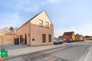 Nieuwbouwwoning – energiezuinig wonen in OlenDeze vrijstaande woning, gelegen in een rustige zijstraat in Olen, biedt niet alleen veel comfort en...