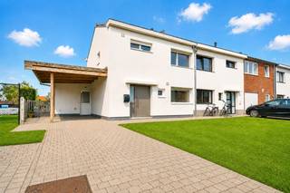 Welkom in de Lijsterstraat 21, een energiezuinige en instapklare woning gelegen in een rustige woonwijk te Torhout. Dankzij de uitstekende ligging bevindt u zich op een boogscheut van het bruisende centrum, winkels, scholen, openbaar vervoer en tal van andere voorzieningen.<br /><br />Via de inkomhal met gastentoilet betreedt u de lichtrijke leefruimte met aansluitende eetplaats. De ruime leefkeuken geniet van een mooi uitzicht op de aangelegde tuin en is uitgerust met alle nodige toestellen. Verder beschikt het gelijkvloers over een praktische bergruimte en een ruime wasplaats.<br /><br />Op de eerste verdieping bevinden zich drie slaapkamers en een badkamer uitgerust met een dubbele lavabo en een bad met regensproeier. Via het zolderluik bereikt u bovendien de praktische kruipzolder, ideaal als extra bergruimte.<br /><br />Vanuit de keuken heeft u rechtstreeks toegang tot de strak aangelegde tuin met een ruim terras van meer dan 30 m². Daarnaast beschikt de buitenomgeving over een tuinhuis, ideaal om uw tuingerief op te bergen. Tot slot geniet u van een carport voorzien van elektriciteit en verlichting, aangevuld met twee extra parkeerplaatsen op de oprit.<br /><br />De vermelde prijs is een richtprijs; elk bod wordt voorgelegd aan de eigenaar, die het recht heeft dit te aanvaarden of te weigeren.<br /><br />Neem voorsprong met een vrijblijvende schatting via:<br />www.residentievastgoed.be/gratisonlineschatten