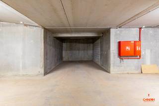 Deze autostaanplaats is gelegen aan <strong>Dok Noord</strong> op wandelafstand van het shoppingcentrum en vlakbij verschillende uitvalswegen, en maakt deel uit van het gebouw Locomotief.<br /><br />Dankzij de ruime poort, die bediend wordt met afstandsbediening, rijdt u vlot het gebouw in waarna u uw wagen kan parkeren op staanplaats nr. P-2.41, een <strong>extra ruime afgezonderde staanplaats</strong>.<br /><br />Bent u op zoek naar een staanplaats? Laat het ons gerust weten via hallo@convas.be