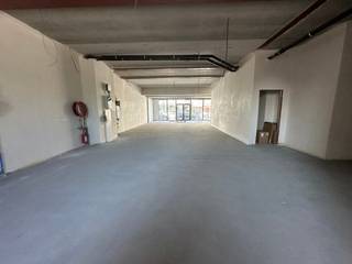 In de levendige Strandlaan van Sint-Idesbald staat deze gloednieuwe handelsruimte van 187,50m² te wachten op een ondernemer met ambitie. De...