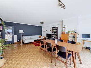 De Gildestraat ligt in een zeer gegeerde en dynamische buurt in Gent (vlakbij de Gentse stadsring, tussen de Gentse binnenstad en de opkomende, hippe wijken). De locatie scoort uitstekend op het vlak van mobiliteit, levenskwaliteit en voorzieningen.<br /><br />Indeling van het appartement; <br />inkomhal - toilet - keuken - leefruimte - berging - slaapkamer 1 - slaapkamer 2 met terras - slaapkamer 3 - badkamer.<br /><br />De gemeenschappelijke kosten, onder de vorm van een provisie, bedragen 70,00 EUR/maand en dienen voor het onderhoud van de gemeenschappelijke delen. <br /><br />Beschikbaar vanaf 01/09/2026.