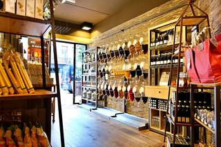 This commercial property of approximately 69m² is located in the beginning of the Noordstraat, near the Grote Markt and the Ooststraat. The store is rented out and is ideal for those looking for an investment property. In addition, there is a spacious usable basement of approximately 53m². Are you looking for commercial real estate consisting of an investment property for sale in Roeselare? Do not hesitate to contact us on 051 21 22 23.