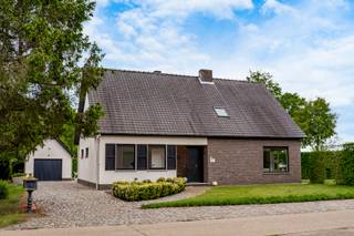 <p>Ruime gezinswoning op een perceel van 1275 m²<br /><br />INDELING<br /><br />Gelijkvloers<br />De inkomhal (9m²) geeft toegang tot de grote en lichtrijke leefruimte met daarin een zithoek (26m²), eethoek (10m²) en een volledig geïnstalleerde open keuken (14m²).<span><br /></span>Verder is vanuit de hal ook een slaapkamer ( 13.5m²) bereikbaar die ook als bureau of praktijkruimte gebruikt kan worden. Daarnaast bevindt zich de badkamer (8m²) en de wasplaats (11m²). Er is ook een apart toilet.<br /><br />Verdieping<br />Hier bevinden zich 3 slaapkamers (26m² - 24m² - 10m²) en een zolderruimte.<br /><br />Tuin<br />Achter de woning is er een grote garage (42m²)met daarbij een tuinberging (29m²).<br />Er is ook een zonnig terras.<br /><br /></p>
<p>BIJZONDERHEDEN<br /><br />- EPC 218 kWh/m² jaar (label C)<br />- zonnepanelen 2.925 Wp<br />- laadpaal<br />- airco in 2 slaapkamers<br />- warmwaterboiler<br />- elektrische rolluiken boven<br />- verwarming op stookolie<br />- asbestveilig, niet asbestvrij<br /><br />POSITIEVE ASPECTEN<br />- ruime woning<br />- netjes onderhouden<br />- mogelijk slaapkamers op te splitsen<br />- elektriciteit conform AREI<br />- mogelijk om gelijkvloers te wonen</p>
