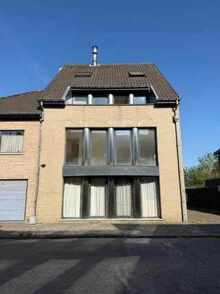 Lichtrijk, gezellig appartement in klein gebouw aan de stadsrand van Dendermonde.  Het appartement  beschikt over een inkomhal, leefruimte, volledig...
