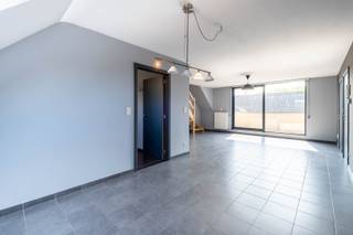 Welkom in Bosdorp 170 te StekeneGraag ontvangen we jullie in dit duplexappartement op de 2de en 3de verdieping van het gebouw.We komen binnen in de...