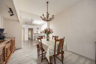 <h1><span>Gezinswoning met drie slaapkamers, grote tuin en garage in Mechelen</span></h1><p><span>Deze leuke stadswoning bevindt zich op een uitstekende locatie in Mechelen, aan de Sint-Jan-Berchmansstraat. De woning beschikt over een heel aantal troeven. In een levendige stadsbuurt is een garage geen overbodige luxe. Neem daarbij nog eens het voordeel dat het een extra grote en diepe garage is en dat deze gekoppeld is aan een achteruitweg, dan kan het al niet veel beter. De woning zelf beschikt over een degelijke basis waar u, mits enkele renovaties, volledig uw eigen ding van kunt maken. Er zijn reeds drie volwaardige slaapkamers aanwezig. Tot slot ligt de woning ook op wandelafstand van het station van Mechelen, is de E19 Antwerpen-Brussel uitstekend bereikbaar en zijn winkels en scholen vlakbij.</span></p><h2><span>Indeling</span></h2><h3><span>Kelder</span></h3><h3><span>Gelijkvloers</span></h3><ul><li><span>woonkamer</span></li><li><span>badkamer</span></li><li><span>keuken</span></li><li><span>wasberging</span></li></ul><h3><span>Eerste verdieping</span></h3><ul><li><span>slaapkamer 1</span></li><li><span>slaapkamer 2</span></li></ul><h3><span>Zolder</span></h3><ul><li><span>slaapkamer 3</span></li></ul><h2><span>Troeven</span></h2><ul><li><span>ruime garage</span></li><li><span>achteruitweg</span></li><li><span>uitstekende locatie</span></li></ul><p><span> </span></p><p><span> </span></p><p><span>Ben jij geïnteresseerd in deze woning gelegen in Mechelen, ben je op zoek naar ander vastgoed, een investering of wens je de waarde van jouw eigendom te kennen? Dan ben je bij BOLT Immo aan het juiste adres! Wij helpen jou graag verder.</span><span> </span></p><p><span> </span></p>