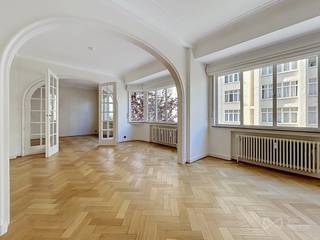<p><strong>ELSENE – STERREPLEIN | APPARTEMENT MET 1 SLAAPKAMER ±105 M²</strong></p>
<p>In het hart van het prestigieuze Sterreplein in Elsene, op de hoek van de Ernestinelaan en de Renbaanlaan, ontdekt u dit elegante appartement op de tweede verdieping van de opmerkelijke <strong>Residentie Ernestine</strong>.</p>
<p>Deze karaktervolle modernistische residentie werd gebouwd in 1936 en biedt een bijzondere architecturale omgeving, gecombineerd met een bevoorrechte ligging in het hart van Elsene. Het gebouw beschikt over <strong>twee liften die aan de huidige normen voldoen</strong> en een <strong>conciërgeservice</strong>.</p>
<p>Het appartement heeft een oppervlakte van <strong>106 m² volgens het EPC</strong> en werd recent gerenoveerd met behoud van zijn authentieke charme, onder meer dankzij de <strong>mooie parketvloer in de ontvangstruimtes en de slaapkamer</strong>.</p>
<p>Oorspronkelijk ingedeeld met <strong>twee slaapkamers</strong>, werd het appartement heringericht als <strong>appartement met 1 slaapkamer</strong>, waardoor vandaag ruime leefruimtes en verschillende afzonderlijke leefruimtes ontstaan. <strong>De derde ruimte biedt in de huidige indeling verschillende mogelijkheden: een bureau, slaapkamer, bibliotheek, ontspanningsruimte of andere bestemming naargelang de behoeften.</strong></p>
<p>Het appartement bestaat momenteel uit <strong>verschillende leefruimtes</strong>, een keuken, een slaapkamer van ongeveer <strong>12 tot 13 m², inclusief ingebouwde kasten</strong>, en de sanitaire voorzieningen. Het appartement beschikt tevens over <strong>een privatieve kelder</strong>. Op het gelijkvloers van het gebouw is bovendien een <strong>multifunctionele ruimte die kan worden gebruikt als atelier of fietsenberging</strong> beschikbaar.</p>
<p>Gelegen in een bijzonder gegeerde omgeving, tussen <strong>de Begraafplaats van Elsene, de Abdij Ter Kameren en het Ter Kamerenbos</strong>, geniet het pand van een groene en levendige omgeving. In de onmiddellijke nabijheid bevinden zich de <strong>Solbosch-campus</strong>, de <strong>Louizalaan</strong> en haar talrijke winkels, evenals het <strong>Flageyplein</strong>.</p>
<p>Ook voor het openbaar vervoer is de ligging uitstekend, met onder meer tramlijnen <strong>8, 7 en 25</strong>, die een vlotte verbinding bieden naar Louiza, Roodebeek, Heizel, Vanderkindere, Rogier en Boondaal.</p>
<p><strong>Maandelijkse lasten: ± €300</strong><br /><strong>EPC: D</strong></p>
<p>Een karaktervol appartement dat <strong>ruime volumes, een recente renovatie, een flexibele indeling en een bevoorrechte ligging</strong> combineert, en een elegante en functionele woonomgeving in het hart van Elsene biedt.</p>
