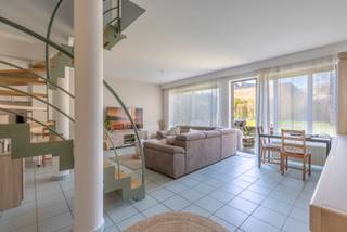 <p>Ruime duplex appartement met twee slaapkamers, terras en tuin. <br />Rustig gelegen aan de achterzijde van een recent en wel-onderhouden gebouw.<br /><br />Met slechts 4 appartement en het bouwjaar 1998 is dit ruim appartement uiterst geschikt als investering met stabiele huuropbrengst of voor eigen bewoning.</p><p>De leefruimte op niveau van het terras en de tuin is voorzien van een geinstalleerde en ruime keuken. Naast de keuken is een praktische bergplaats/washoek voorzien.</p><p>Op de verdieping zijn twee slaapkamers (12m² - 8m²) met zicht op de tuin en één badkamer met douche in het ligbad. </p><p>Het appartement is praktisch ingedeeld en is volledig gelegen aan de achterzijde van het gebouw. </p><p></p><p>Voorts is er een apart toilet voorzien, degelijke aluminium raamprofielen, een recente condenserende aardgasketel en zal de elektrische installatie conform AREI afgeleverd worden. </p><p></p><p>Bovendien geniet de koper de mogelijkheid een dubbele garage (24m²), vooraan het gebouw, mee aan te kopen voor de prijs van 35.000 euro.<br /><br />Het appartement is op heden stabiel verhuurd aan 930 euro per maand excl. bijdrage aan de maandelijkse lasten door de huurder.</p><p></p><p>EPC 282 kWh/m² jaar</p><p>Klasse F</p>