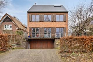Deze open bebouwing is gelegen in een doodlopende straat op een prachtig perceel van 7a24ca met zicht op het bos.<br /><br />We betreden de woning via de ruime inkomhal met ruimte voor een vestiairekast en apart gastentoilet. Vanuit de inkomhal bereiken we de lichtrijke leefruimte. Aansluitend aan de leefruimte bevinden zich de eetplaats en de open en volledig geïnstalleerde keuken. Op het gelijkvloers vinden we verder nog een bureaureaumte. Deze kan eventueel gebruikt worden als extra slaapkamer.<br /><br />Via de trap bereiken we de eerste verdieping met nachthal en apart toilet, 3 ruime slaapkamers van 26m², 19m² en 15m², badkamer met inloopdouche, inbouwkast, dubbel lavabo en aansluiting voor wasmachine en droogkast. Verder is er nog een praktische berging.<br /><br />Op de tweede verdieping bereiken we de ruime zolder met vaste trap die zich uitstrekt over de volledige oppervlakte van de woning. Op deze verdieping vinden we de nachthal, 2 ruime slaapkamers van 29m² en 15m², badkamer met inloopdouche (die nog verder afgewerkt dient te worden) en toilet. Verder is er nog een praktische berging. <br /><br />Buiten is er een aangename tuin met een ruim terras.<br /><br />De woning is volledig onderkelderd en beschikt over een ruime inpandige garage. Verder is er een ruime oprit.<br /><br />De elektriciteit is conform. EPC: C. Verwarming op aardgas. Alle ramen zijn voorzien van hoogrendementsglas. Het dak en de verwarmingsketel werden in 2017 vernieuwd. Alsook werd er een zonnecollector geïnstalleerd in 2017. <br /><br />Voor meer informatie of een bezoek ter plaatse, neem gerust contact met ons op!