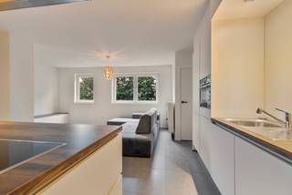 Riant, mooi gerenoveerd dakappertement.<br /><br />Dit prachtige appartement ligt zeer centraal in een groene straat met scholen, openbaar vervoer en het gezellige park Hof De Bist op wandelafstand. Het is volledig gerenoveerd en knap afgewerkt. Je komt binnen via de ruime inkomhal en loopt de zonnige leefruimte met open keuken binnen, deze werd luxueus ingericht, voorzien van een kookeiland en praktische schuiven die veel opbergruimte bieden. Naast 3 slaapkamers vinden we nog een gezellige badkamer met marmerlook, deze werd voorzien van een grote inloopdouche en stijlvol dubbel lavabomeubel. Het toilet is apart, hier zijn ook de aansluitingen voor de wasmachine en droogkast voorzien. <br />Bovendien is er een mogelijkheid om een groot terras van 27 m² aan te leggen.<br /><br />telefonisch bereikbaar // (0032) 0475/ 66 48 51 of (0032) 0499/73 04 48<br /><br />Maandelijkse kosten € 53 (water, elektriciteit en verwarming van de gemeenschappelijke delen + verzekering)<br /><br />Stedenbouwkundige inlichtingen en bodemattest aanwezig, asbestveilig!. Bevindt zich niet in een risicozone voor overstromingen. Renovatieverplichting van toepassing.<br /><br /><br /><br />