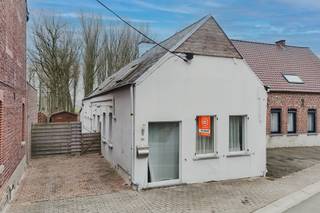 Op een rustige locatie in Herzele bevindt zich deze aangename woning met grote tuin.Deze halfopen woning beschikt over 2 slaapkamers.Dit huis...
