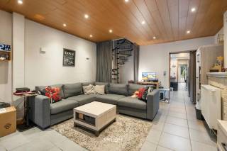 Deze gezellige en gerenoveerde woning is centraal gelegen in de Hogenakkerstraat te Sint-Niklaas, op korte afstand van winkels, scholen,...