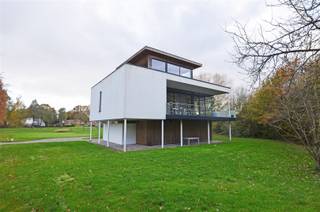 <p><span>Deze exclusieve villa, gelegen op het golfterrein van Paal, werd gebouwd in 2010. De villa bestaat uit drie verdiepingen. </span></p><p><span> </span></p><p><span>Op het gelijkvloers leidt de inkomhal met vestiaire naar een polyvalente ruimte. Deze ruimte wordt momenteel benut als studio. In deze studio bevindt zich een slaapruimte en zitruimte. De keuken, wasplaats en alle technische voorzieningen zijn weggewerkt in inbouwkasten. De studio geeft toegang tot een zuidgericht terras met zicht op het golfterrein. Nog op het gelijkvloers bevindt er zich een badkamer met ligbad en toilet.<br /><br />De trap naar het eerste verdiep leidt naar de grote open leefkeuken met extra bergruimte. Aansluitend aan de keuken is er een eetruimte, TV-hoek en zithoek. Vanuit de eetruimte is er toegang tot het ruime terras. Verder bevinden er zich op dit verdiep nog twee slaapkamers, een douchekamer en een apart toilet.<br /><br />De trap naar het tweede verdiep komt uit op de master bedroom met inloopdressing. De badkamer is ensuite met een sauna. De master bedroom heeft toegang tot een westgericht terras. Er is eveneens een apart toilet op dit verdiep.</span></p><p><span><br />De hoge plafonds en het vele lichtinval creëren een zeer ruimtelijk gevoel. De ligging in het groen op het golfterrein van Paal draagt bij aan het rustige woongenot van deze villa. Ideaal voor wie op zoek is naar een instapklare woning met een zeer goede ligging! </span></p><p><span> </span></p><p><span>Extra’s: alarm, vloerverwarming, vliegenramen, sauna, rolluiken, hoge plafonds,... </span></p><p><span><br />Huurprijs: 2.500 EUR per maand<br />Beschikbaar vanaf 5 januari 2027.</span></p><p><span> </span></p>