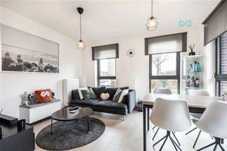 <strong>Modern duplex appartement met 1 slaapkamer, bureau, autostaanplaats, fietsenstalling én private tuin op een toplocatie in Edegem.</strong><br /><br />Afspraak enkel mogelijk via deze link: https://wi-antwerpen-zuidrand.mijnhuurprofiel.be/property/0004c68f-50fa-4655-9075-d6deb371ae06<br /><br />Ontdek de moderne levensstijl in dit prachtige duplex appartement gelegen aan de Ernest Jouretlaan 45 te Edegem. Met een bewoonbare oppervlakte van 60m², een moderne afwerking en privatieve zonnepanelen biedt dit appartement een uitstekende combinatie van comfort, duurzaamheid en stijl.<br /><br /><strong>Kenmerken:</strong><br />
<ul>
<li>Leefruimte: Geniet van een zeer lichte en comfortabele leefruimte met open keuken. Vanuit de leefruimte heb je zicht op de tuin en het terras.</li>
<li>1 Slaapkamer (11m²): Een gezellige slaapkamer ontworpen voor optimaal comfort en rust.</li>
<li>1 Bureau (5m²): Een veelzijdige ruimte die ideaal is voor thuiswerken of studeren.</li>
<li>Private Tuin: Ontspan in uw eigen privétuin (niet omheind), perfect voor buitenactiviteiten en ontspanning.</li>
<li>Autostaanplaats: Parkeer uw voertuig op uw eigen autostaanplaats voor ultiem gemak.</li>
<li>Afgesloten Fietsenberging voor 2 Fietsen: Een veilige opslagruimte voor uw fietsen, zodat u gemakkelijk kunt genieten van fietsuitstapjes in de omgeving.</li>
<li>Badkamer met Douche en WC: Moderne badkamerfaciliteiten voorzien van een douche, lavabomeubel en wc.</li>
<li>Afzonderlijke WC: Extra gemak met een apart toilet voor u en uw gasten op de gelijkvloerse verdieping.</li>
<li>Centrale Ligging: Profiteer van de centrale ligging met winkels, openbaar vervoer en recreatieve voorzieningen binnen handbereik.</li>
<li>Zonnepanelen: Duurzaamheid staat centraal met het gebruik van zonnepanelen, waardoor u kunt bijdragen aan een groenere toekomst en genieten van <strong>lagere energiekosten</strong>.</li>
</ul>
<br />Dit duplex appartement biedt niet alleen een eigentijds en comfortabel interieur, maar ook de voordelen van duurzaam wonen. Ervaar de perfecte combinatie van luxe en milieubewust wonen aan de Ernest Jouretlaan 45 te Edegem.<br />Wenst u een afspraak in te plannen? Afspraken kunnen enkel aangevraagd worden via volgende link: https://wi-antwerpen-zuidrand.mijnhuurprofiel.be/property/0004c68f-50fa-4655-9075-d6deb371ae06<br /><br /><strong><span>Kosten &amp; beschikbaarheid:<br /></span></strong>
<ul>
<li><span>Huurprijs: €895 /maand</span></li>
<li>Provisie: €65 /maand</li>
<li>Beschikbaarheid: onmiddellijk</li>
<li>3 maanden huurwaarborg</li>
<li>plaatsbeschrijving circa 170 euro per partij</li>
</ul>