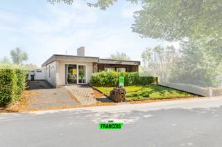 In het charmante Westouter, op rustige ligging doch vlakbij de dorpskern bevindt zich deze vrijstaande bungalowwoning! Dit perceel heeft een...