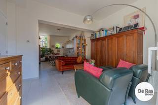 <p></p>
<p>HILLEGEM<span> – Dit verzorgde en perfect instapklare gelijkvloers appartement kunt u vinden in een prachtig gebouw op het dorpsplein van Hillegem. Dit appartement, deel uitmakend van een kleine residentie, werd in 2018 volledig gerenoveerd en is dan ook voorzien van alle moderne comfort, zoals centrale verwarming, dubbele beglazing, een conforme elektriciteitsinstallatie en een gunstig EPC.</span></p>
<p><span>Naar indeling toe beschikt het appartement over een aparte inkomhal, een praktische bergruimte, een aangename en lichtrijke woonkamer, een volledig geïnstalleerde open keuken, een verzorgde badkamer, een apart toilet en 2 slaapkamers. Het appartement straalt een uitgesproken warmte uit en heeft een gezellige en karaktervolle sfeer. Daarnaast vormt het verzorgde terras, met zijn perfecte oriëntatie, een mooi verlengstuk van het appartement. Tevens is in de prijs een privéstaanplaats inbegrepen.</span></p>
<p><span>De ligging is bijzonder praktisch, midden in de woonkern en op wandelafstand van school, buurtwinkels en openbaar vervoer, met zowel een treinhalte als een bushalte in de nabije omgeving. Ook de nabijgelegen verbindingsweg zorgt voor een vlotte bereikbaarheid.</span></p>
<p><span>Dankzij de bereikbare prijsklasse, de twee slaapkamers, de parkeerplaats en de centrale ligging is dit appartement niet alleen een fijne plek om zelf te wonen, maar eveneens een interessante keuze voor wie op zoek is naar een vastgoedinvestering.</span></p>
<p><span>Kortom, bent u op zoek naar een betaalbaar gelijkvloers appartement met 2 slaapkamers, terras en parkeerplaats op een goede locatie? Aarzel dan niet en maak snel uw afspraak. Voor meer info of een bezoek: 053/60.65.60.</span></p>
<p><span>De vermelde prijs is een richtprijs. Na ontvangst van de biedingen zal de verkoper beslissen of hij/zij de eigendom verkoopt aan het beste bod. De richtprijs is aldus niet bindend voor de verkoper.</span></p>