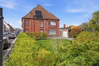 Welkom in deze halfopen woning te Kuurne. De woning heeft een ruime ingesloten zij - en achtertuin.Handig is de doorrit naar de garage (met nieuw...