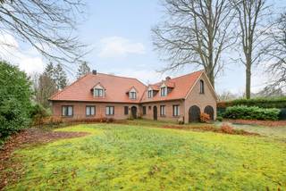 Dans l'une des allées les plus résidentielles et prestigieuses de Schilde, se trouve ce terrain exceptionnel d'environ 2 100 m² avec une villa entièrement à démolir.<br /><br />Le terrain a une largeur de rue d'environ 30 mètres et une profondeur d'environ 70 mètres, offrant une proportion largeur-profondeur pour la réalisation d'une villa neuve spacieuse et contemporaine. Grâce aux belles proportions du terrain et à la distance par rapport à la rue (environ 23 mètres), on bénéficie ici d'une intimité optimale et d'une implantation imposante.<br /><br />La maison existante (construite en 1969) doit être entièrement démolie.<br /><br />L'orientation du jardin permet d'orienter les espaces de vie de manière optimale vers le soleil et la lumière grâce à une conception architecturale réfléchie, tout en préservant une expérience maximale du jardin.<br /><br />Détails :<br />- Emplacement idéal près du centre du village<br />- Superficie du terrain d'environ 2 100 m²<br />- Largeur de rue d'environ 30 mètres<br />- Profondeur d'environ 70 mètres<br />- Possibilités d'implantation imposantes<br />- Parfait pour la réalisation d'une villa neuve exclusive<br />- Environnement verdoyant et résidentiel<br />- Accès facile vers Anvers (environ 8 km)<br /><br />Une opportunité rare pour ceux qui souhaitent réaliser leur villa de rêve dans un emplacement de premier choix à Schilde.