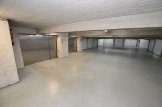 Garagebox op de vierde verdieping gelegen in de parking "RITZ" gelegen in hartje centrum Oostende.Afmetingen:5,34m x 2,40men 1,80m hoogtePRIJS:...