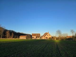 Villa 5 slpkrs Wilrijk – EPC BUnieke, instapklare villa op een uitzonderlijke ligging midden in het groen, omringd door uitgestrekte velden op de...