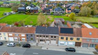 Deze kloeke, stevige woning in het centrum van Kruishoutem biedt een zee aan ruimte, een groot magazijn én een ruime tuin — een unieke combinatie voor wie wonen en werken wil combineren. Dankzij de centrale ligging bevinden winkels, scholen en openbaar vervoer zich allemaal op wandelafstand.<br />Een eigendom met veel potentieel dat wacht op iemand die er zijn eigen hedendaagse toets aan wil geven.<br /><br />TROEVEN:<br />* Kloeke, stevige bebouwing met veel ruimte<br />* Magazijn (140 m2) met tal van mogelijkheden (zelfstandige activiteit, opslag, atelier, hobbyruimte, …)<br />* Dubbel veiligheidsglas (oktober 2025)<br />* Centrale ligging in het centrum van Kruishoutem<br /><br />Ideaal project voor wie op zoek is naar ruimte, potentieel en bereikbaarheid<br /><br />INDELING:<br />Je betreedt de woning via een royale inkomhal die toegang geeft tot de lichte leefruimte en de ruime keuken met zicht op de tuin. Aansluitend is er een bergruimte en toilet voorzien. <br />Op de verdieping bevinden zich drie volwaardige slaapkamers en een ruime badkamer. <br />De woning beschikt over een inpandige garage en ruim magazijn (140 m2) opgesplitst in 3 delen. Toegankelijk met een camionette. <br />De grote tuin achteraan is een absolute troef — ideaal voor ontspanning, tuinliefhebbers of extra buitenruimte bij het magazijn.<br /><br />Deze stevige, ruime woning biedt de perfecte basis voor wie op zoek is naar een pand met karakter en toekomst. Na een grondige opfrissing of renovatie kan dit evolueren tot een prachtige gezinswoning of een woon-werkcombinatie met uitstraling.<br /><br />📅 Geïnteresseerd? Contacteer ons snel voor een bezoek en ontdek zelf de mogelijkheden van deze veelzijdige eigendom in hartje Kruishoutem!<br /><br /><br /><br />Ref.: LS/25135/K<br />UC: 20251015-0003706067-RES-1