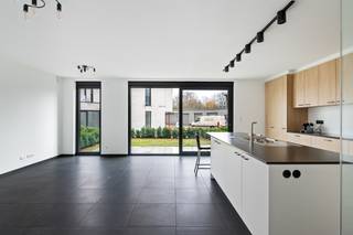 Nieuw gelijkvloers appartement aan de Vaart. Inkomhal met toilet, woonkamer aan open keuken met kookeiland aan ruime berging/wasplaats, schuifpui...