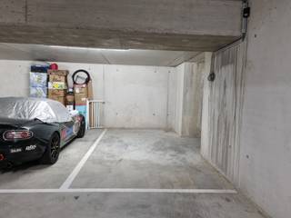 Deze ondergrondse autostaanplaats bevindt zich in residentie 'Reigershof' in een rustige buurt te Zedelgem, Werveken 22-23. Deze praktische en...