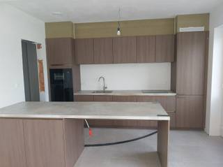 <p><span>Prachtige nieuwbouwwoning van 190 m² op zuid-oost gerichte grond (500 m²)</span></p><p><span>Ontdek deze stijlvolle, energiezuinige woning in lichte gevelsteen met zwarte pannen en strakke zwarte PVC-ramen – een moderne uitstraling in een rustige, groene omgeving.</span></p><p><span>De woning is goed gelegen, ideaal voor wie op zoek is naar rust, ruimte en comfort in een halfopen bebouwing.</span></p><p><span>Indeling</span></p><ul><li><span>Gelijkvloers (70 m²):</span></li><li><span>Inkomhal met apart toilet</span></li><li><span>Ruime, lichtrijke leefruimte van 43 m²</span></li><li><span>Luxe open keuken met kwalitatieve afwerking</span></li><li><span>Aparte berging/wasplaats</span></li><li><span>Verdieping (70 m²):</span></li></ul><p><span>Nachthal</span></p><ul><li><span>Drie ruime slaapkamers</span></li><li><span>Luxe badkamer met ligbad, inloopdouche, dubbel lavabomeubel en apart toilet</span></li></ul><p><span>Zolderverdieping:</span></p><ul><li><span>Overloop, technische ruimte</span></li><li><span>Mogelijkheid tot één grote of twee extra slaapkamers → in totaal vijf slaapkamers, ideaal voor een groot gezin!</span></li></ul><p><span>Comfort & Afwerking</span></p><p><span>Verwarming via warmtepomp, ook voorzien op de slaapkamers</span></p><p><span>Volledig afgewerkte woning – instapklaar bij oplevering</span></p><p><span>De tuin wordt ingezaaid, en de oprit en een terras van 15m² worden eveneens aangelegd.</span></p><p><span>U kan ook in onze modelwoning te Mol een bezoek brengen. Bel 0475 245013.</span></p><p><span> </span></p><p><span> </span></p>