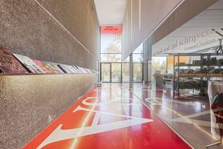 Ce complexe d'affaires récemment construit (2022) et équipé de façon moderne est désormais disponible à la location et offre l'équilibre parfait...