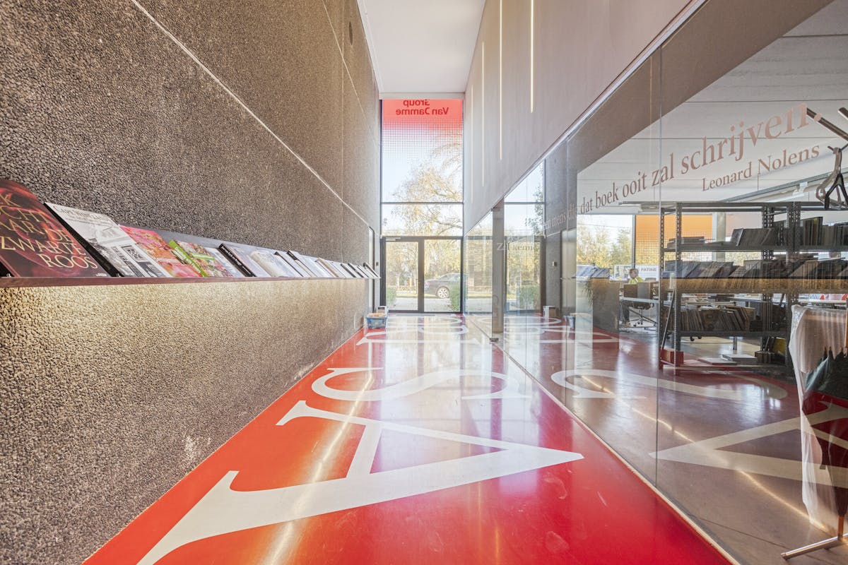 Entrepôt (788 m²) avec bureau (320 m²) - photo 2