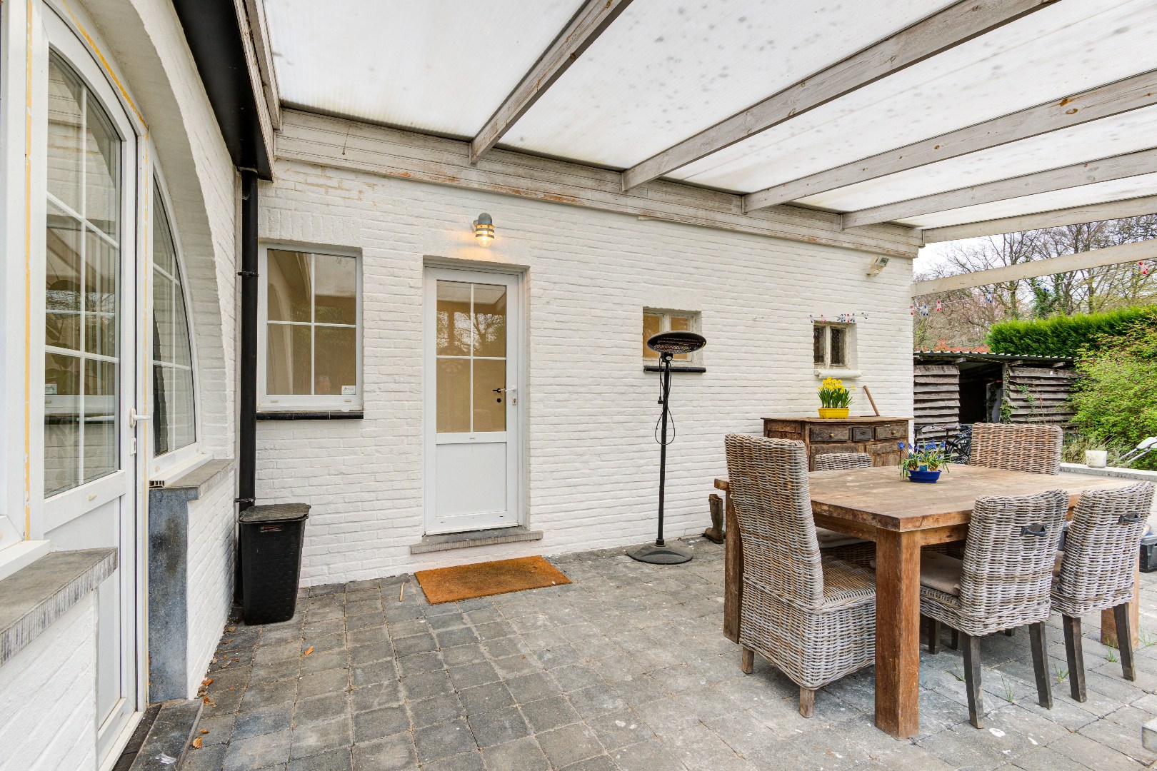 Half open woning in Schilde met zonnige tuin op het zuidwesten, terras en 4 slaapkamers, 1 badkamer en 4 parkeerplaatsen - foto 4