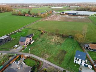 LAATSTE PERCEEL TE KOOP! Gunstig gelegen bouwgrond van 1.232 m² met ideale ZUID oriëntatie en UITZICHT over LANDBOUWGROND! Geschikt voor het...