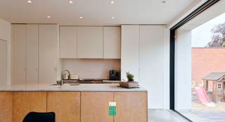 Knap gerenoveerde interbellum burgerwoning met behoud van authentieke elementen en heel wat troeven:<br />- Energie-efficiënt (EPC B)<br />- Asbestveilig<br />- Praktische indeling<br />- Oprit en dubbele garage<br />- Ligging<br />- 4 slaapkamers en 2 badkamers en 3 aparte toiletten<br /><br />Deze woning uit de jaren '40 werd in 2020 volledig gerenoveerd en uitgebreid met een mooie modern volume. Je komt er binnen in een grote hal met een natuurstenen vloer die leidt naar boven, het salon, en een portaal met toegang tot de spinde, een gastentoilet en de keuken.<br />Het ruime salon baadt in een historische grandeur, toch werd ook deze ruimte flink onder handen genomen, met nieuw schrijnwerk en vloerisolatie onder het originele parket. De monumentale schouw en pittoreske bar kleden de ruimte mooi aan.<br />De moderne aanbouw omvat eetplaats en de strakke, praktische keuken met marmeren werkblad Veel opbergruimte aan beide zijden van het riante eiland en kamerhoge kasten, waarvan 1 een doorgang is naar de wasruimte/berging/technische ruimte. Daar bevindt zich ook de achterdeur naar de oprit, ideaal om de boodschappen te lossen waar ze horen.<br />Boven is het oorspronkelijk volume voorbehouden voor de kinderen, met 3 flinke kinderkamers , een douchekamer en een apart toilet. De aangebouwde oudervleugel kom je binnen in een "dressinghal", die is volledig geflankeerd door een omvangrijke kastenwand.<br />Hier is ook de royale 2de badkamer met ligbad, douche en dubbele lavabo. Daarnaast heb je het aparte toilet en tenslotte de ouderkamer met weids zicht op het groen.<br />Er is ook een nog niet ingerichte zolder, waarvan de vloer is geïsoleerd en waar zich de ventilatie-unit bevindt.<br />COMFORT:<br />De woning heeft reeds een EPC-label B en toch zijn er nog enkele quick wins, die geen gigantische investeringen vergen. Een heel goede basis dus. <br />Ventilatiesysteem is aanwezig. In het nieuwe gedeelte is er vloerverwarming onder de gepolierde betonnen vloer, boven ligt overal parket. Regenwater is aanwezig,<br />Buiten kan je genieten van de ruime tuin, waar je ook een dubbele garage vindt, die nu wordt gebruikt als enerzijds tuinberging en anderzijds speelkamer. In dat bijgebouw zijn alle nutsvoorzieningen aanwezig.<br />Het is een halfopen bebouwing, met een brede oprit naar achter. Waar meerdere auto's kunnen geplaatst worden.<br />LIGGING:<br />De woning ligt op het beste plekje van de Baron Ruzettelaan, Je hebt er een voortuin met open zich op de vaart, een speelplein om de hoek, op 5 minuten fietsen van de Katelijnepoort, dichtbij vele winkels,...<br /><br />Een eerste bezoekdag is voorzien op zaterdag 13 juni, gelieve ons te contacteren om een tijdstip te reserveren. Wij geven graag elke bezoeker voldoende aandacht.