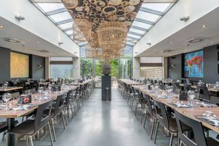 <p><strong>Locatie:</strong> Laar 7, Centrum Aartselaar<br /><strong>Type vastgoed:</strong> Commercieel pand (horeca)<br /><strong>Huidige uitbating:</strong> Wokrestaurant – reeds jarenlang (+ 20 jaar) gevestigde zaak</p>
<p>Bent u op zoek naar een uitstekend gelegen commercieel pand met bewezen rendement en visibiliteit? Dan is dit uw kans!</p>
<p>Gelegen in het bruisende centrum van Aartselaar, bevindt zich dit ruime en instapklare horecapand dat al vele jaren succesvol wordt uitgebaat als wokrestaurant. Dankzij de centrale ligging geniet het pand van een hoge passage, makkelijke bereikbaarheid én ruime parkeermogelijkheden in de nabije omgeving.</p>
<p><strong>Troeven van het pand:</strong></p>
<ul>
<li>
<p>Strategische ligging in het centrum van Aartselaar</p>
</li>
<li>
<p>Geschikt voor diverse commerciële doeleinden: restaurant, brasserie, winkel, kantoorruimte of andere dienstverlening</p>
</li>
<li>
<p>Grote zichtbaarheid dankzij de brede gevel en ligging in het bruisende dorpscentrum</p>
</li>
<li>
<p>Volledig uitgeruste horecakeuken en ruime eetzaal</p>
</li>
<li>
<p>Sanitaire voorzieningen, opslagruimte en technische installaties aanwezig</p>
</li>
<li>
<p>Stabiele klantenbasis dankzij jarenlang betrouwbare uitbating</p>
</li>
</ul>
<p><strong>Oppervlakte en indeling:</strong></p>
<ul>
<li>
<p>Totale bruikbare vloeroppervlakte: 300 m² op gelijkvloers + ingerichte kelder van 75 m² + verdieping (te bereiken via aparte ingang)</p>
</li>
<li>
<p>Binnen- en buitenzitplaatsen</p>
</li>
<li>
<p>Eventueel overname van inboedel bespreekbaar</p>
</li>
</ul>
<p>Of u nu zelf een horecazaak wenst te starten, of investeert in vastgoed met een hoog potentieel, dit pand biedt u tal van mogelijkheden.<br /><br /><strong>Bezoek enkel op afspraak.</strong></p>
<p>Interesse? Neem vandaag nog contact met ons op voor meer informatie of om een bezichtiging in te plannen. <br />Dit is een unieke opportuniteit in het hart van Aartselaar!</p>