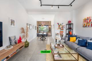 IMMO FRANCOIS MEETJESLAND PRESENTEERT Gentse Steenweg 191! <br /><br />WIJ VERWIJZEN U VOOR ALLE INFO &amp; DOCUMENTEN GRAAG DOOR NAAR ONZE WEBSITE: IMMOFRANCOIS.BE.<br /><br />WENST U EEN GRATIS EN VRIJBLIJVENDE VERKOOPSANALYSE MET WAARDEBEPALING VAN UW EIGENDOM? LOUIS KOMT GRAAG BIJ U LANGS!<br /><br />Op een bijzonder aangename locatie langs de Gentse Steenweg in Maldegem treffen we deze volledig gerenoveerde en instapklare woning. De woning geniet van een uitstekende bereikbaarheid dankzij de nabijheid van het centrum van Maldegem en de belangrijkste invalswegen, terwijl u hier toch kan genieten van een rustige woonomgeving.<br /><br />De voorbije jaren onderging de woning een grondige renovatie, waardoor ze vandaag voldoet aan de hedendaagse woonnormen. Dit vertaalt zich onder meer in een gunstig EPC en een conforme elektriciteitskeuring.<br /><br />Bij het binnenkomen valt meteen de aangename lichtinval op. De ruime leefruimte biedt plaats aan een comfortabele zit- en eethoek en sluit naadloos aan op de keuken met aparte eetplaats. Dankzij de open zichtlijnen en grote raampartijen geniet u hier de hele dag van een aangenaam ruimtegevoel. Op het gelijkvloers zorgt de vloerverwarming voor een aangename warmteverdeling en extra wooncomfort.<br /><br />Op de bovengelegen verdiepingen bevinden zich drie volwaardige slaapkamers en twee badkamers, wat deze woning bijzonder geschikt maakt voor gezinnen of wie graag over extra comfort beschikt. Bovendien zijn de slaapkamers uitgerust met airconditioning, waardoor ook tijdens warme zomerdagen een aangenaam binnenklimaat gegarandeerd blijft. <br /><br />Verder beschikt de woning over een zonnig terras waar het heerlijk vertoeven is tijdens de warmere maanden. Ook op technisch vlak werd aan comfort gedacht dankzij een centraal gestuurd elektriciteitssysteem met diverse comfortfuncties, wat bijdraagt aan een moderne en gebruiksvriendelijke woonervaring.<br /><br />Ook op vlak van parkeergelegenheid scoort deze eigendom uitstekend. Vooraan de woning bevindt zich een private autostandplaats, terwijl achteraan een ruime garage aanwezig is die bereikbaar is via een achtergelegen straatje. Daarnaast is er voldoende parkeermogelijkheid in de straat zelf.<br /><br />Kortom, een verzorgde en energiezuinige woning op een centrale locatie in Maldegem, volledig instapklaar en voorzien van alle hedendaagse comfort.<br /><br />Aarzel niet om contact op te nemen met Louis Van Zele van Immo Francois Meetjesland voor meer informatie of een bezoek.<br /><br />GRAAG ALS EERSTE OP DE HOOGTE VAN ONS AANBOD? 1) BEZORG ONS UW ZOEKVOORKEUREN EN WE HOUDEN CONTACT 2) VOLG @IMMOFRANCOISMEETJESLAND VIA INSTAGRAM<br /><br />