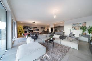 In de eigentijdse en kleinschalige Residentie Carpe Diem wordt dit ruime appartement met zuidgericht terras op de bovenste verdieping te...