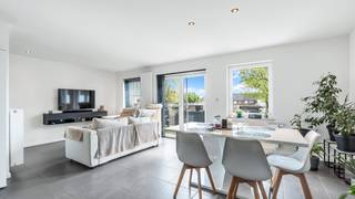<p><strong>Stijlvol en ruim duplex appartement met 3 slaapkamers, 3 badkamers en zonnig terras in hartje Maasmechelen</strong></p>
<p>In het centrum van Maasmechelen, op een toplocatie aan de Talderstraat, bevindt zich dit uitzonderlijk verzorgde duplex appartement. Hier woon je op wandelafstand van winkels, scholen, horeca en vrijetijdsmogelijkheden, met een vlotte verbinding naar de autostrade en openbaar vervoer.</p>
<p>Dit instapklare appartement combineert ruimte, comfort en een doordachte indeling met een moderne afwerking.</p>
<p>De eerste verdieping verwelkomt je in een lichtrijke leefruimte met open keuken, waar grote raampartijen zorgen voor een aangename sfeer. De keuken is volledig uitgerust met kwalitatieve toestellen, waaronder een inductiekookplaat, koelkast, afwasmachine, combi-oven en dampkap. Vanuit de leefruimte heb je directe toegang tot het ruime en zonnige terras – een ideale plek om te ontspannen.</p>
<p>Op deze verdieping bevinden zich verder:</p>
<ul>
<li>een eerste volwaardige slaapkamer met toegang tot het terras</li>
<li>een stijlvolle badkamer met inloopdouche en regendouche</li>
<li>een apart gastentoilet</li>
<li>een praktische berging/wasruimte</li>
</ul>
<p>De tweede verdieping biedt een bijzonder niveau van comfort met twee ruime slaapkamers, elk voorzien van een eigen badkamer:</p>
<ul>
<li><strong>Master bedroom</strong> met inloopkast, dakraam en een luxueuze badkamer uitgerust met ligbad, lavabo en toilet</li>
<li><strong>Derde slaapkamer</strong> met dakraam en een eigen badkamer met douche en lavabo, aangevuld met een apart toilet</li>
</ul>
<p>Deze indeling maakt het appartement uitermate geschikt voor gezinnen, co-housing of wie houdt van extra privacy en comfort.</p>
<p><strong>Extra troeven:</strong></p>
<ul>
<li>Privatieve parkeerplaats achter het gebouw (nr. 3)</li>
<li>Kelderberging voor extra opslagruimte</li>
<li>Hoogwaardig en instapklaar afgewerkt</li>
<li>Ruimtelijk gevoel en veel lichtinval</li>
<li>Centrale ligging met alle voorzieningen binnen handbereik</li>
</ul>
<em><br /></em>
<p><em> </em></p>
<p><em>STEDENBOUWKUNDIGE INFORMATIE:</em><em><br />- Stedenbouwkundige vergunning ontvangen : JA<br />- Stedenbouwkundige bestemming: Woongebieden<br />- Verkavelingvergunning: NEEN<br />- Voorkooprecht RUP: NEEN<br />- Dagvaarding en herstelvordering voor inbreuk op de stedenbouwkundige voorschriften: JA (vraag naar informatie – zie stedenbouwkundig uittreksel)</em></p>
<p><em>- Bestuursmaatregelen in het maatregelenregister: NEEN<br />- Overstromingsgevoeligheid van uw vastgoed:<br />P-score:<span> B</span><br />G-score:<span> A</span><br />EPC:<span> B </span>label,<span> 145 </span>kWH/m²</em></p>
<p><em>KI: 817 euro</em></p>
<p><em> </em></p>
<p><strong>Een unieke kans voor wie op zoek is naar comfortabel en zorgeloos wonen op een toplocatie.</strong></p>
<p>Wenst u graag een kijkje te nemen in deze parel? Contacteer ons dan snel op 089 20 61 11 of via office@immofusion.be en peter@immofusion.be</p>