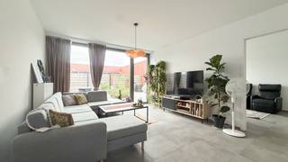 <p>Bij ImmoFusion 7/7 “open huis” : klik op onze 3D-TOUR.<br />Ervaar vastgoed alsof je er zelf doorloopt!</p>
<p>Op zoek naar een gezellige woning in het centrum van Heusden? Dan is deze woning zeker een bezoekje waard. Je woont hier op een centrale ligging, met winkels, horeca en dagelijkse voorzieningen letterlijk binnen handbereik. En als extra troef heb je een heerlijk buitenterras/daktuin waar je na een drukke dag lekker tot rust kunt komen.</p>
<p>Via de inkomhal kom je de woning binnen. Hier is er handige bergruimte en een apart toilet voorzien. Loop je verder, dan kom je in de aangename leefruimte. De woonkamer en open keuken sluiten mooi op elkaar aan, waardoor je een gezellige en open sfeer krijgt.</p>
<p>De keuken is modern ingericht en voorzien van de nodige toestellen. Er is bovendien heel wat kastruimte, zodat je alles netjes kunt opbergen. Dankzij de open indeling blijf je tijdens het koken gezellig betrokken bij de rest van de leefruimte.</p>
<p>Ook de badkamer mag gezien worden. Deze is uitgerust met een ruime inloopdouche, een mooi badmeubel met dubbele wastafel, een spiegelkast én een toilet. Alles wat je nodig hebt dus, in een verzorgde en praktische ruimte.</p>
<p>Boven vind je twee mooie, volwaardige slaapkamers. Beide kamers zijn ruim genoeg om er een comfortabele slaapkamer van te maken en bieden daarnaast nog mogelijkheden voor bijvoorbeeld een dressing, bureau of hobbyruimte.</p>
<p>Maar de echte verrassing is misschien wel de buitenruimte. Het mooie terras/de daktuin is een heerlijke plek om van het zonnetje te genieten, gezellig iets te drinken met vrienden of gewoon even te ontsnappen aan de dagelijkse drukte. Een fijne buitenplek die deze woning helemaal compleet maakt.</p>
<p>Ook qua ligging zit je hier goed. De Koolmijnlaan is gekend om haar grote aanbod aan winkels en gezellige horecazaken. Voor je dagelijkse boodschappen hoef je zelfs niet ver te gaan: een grote supermarkt ligt vlakbij. Alles wat je nodig hebt, bevindt zich dus in de directe omgeving.</p>
<p>Een woning die vooral uitblinkt in comfort, gezelligheid en ligging. Ideaal voor wie centraal wil wonen en graag alles dichtbij heeft, maar toch wil kunnen genieten van een eigen buitenruimte.<br /><br />Pluspunten:<br />- Instapklare woning<br />- 2 volwaardige slaapkamers<br />- Moderne en open keuken <br />- Veel kastruimte in de keuken<br />- Mooie badkamer met inloopdouche<br />- 2 toiletten (1 apart)<br />- Handige bergruimte<br />- Prachtig buitenterras/daktuin van 48m²<br />- Zeer centrale ligging<br />- Winkels, supermarkt en horeca vlakbij<br /><br />Maatregelen opgenomen in het Maatregelenregister: nee<br /><br />Voor een bezichtiging ter plaatse of meer info, bel ons op 078/78.78.70, of kom gewoon binnen op ons kantoor, steeds welkom!</p>