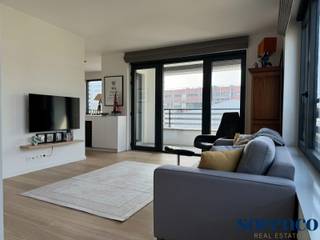 <strong>GEMEUBELD - Ruim en luxe duplex appartement ca. 115m² met zonne-terras in een nieuwbouw gelegen op uitstekende locatie nabij Fruithoflaan, winkels, Delhaize, Colruyt, Traitteur-slagerij Finebek, Atelier N°11, openbaar vervoer, scholen, belangrijke in-en uitvalswegen</strong><br /><br /><strong>INDELING:</strong><br /><span>INKOMHAL met een apart toilet voorzien van een handenwasser. De lichtrijke LEEFRUIMTE ca. 20m² sluit aan op de volledig geïnstalleerde open KEUKEN met een ontbijthoek van ca. 13m². De KEUKEN is uitgerust met praktische opbergkasten en kwalitatieve toestellen, waaronder wijnkoeler, een oven, microgolf, spoelbak, inductie kookplaat, ijskast en een afwasmachine. Vanuit de leefruimte/keukenis er toegang tot een prachtig en zonnig TERRAS ca. 10m². Naast de keuken is er een aparte BERGING/pantry van ca. 5m² met een extra ijskast en vriezer.<br /><br />Via de leefruimte leidt de trap naar de 1ste verdieping; Hier bevindt zich de nachthal. De verdieping omvat twee SLAAPKAMERS ca. 16m² en ca. 17m². Daarnaast is er een ingerichte BADKAMER van ca. 8m² met een dubbele lavabo in kastenmeubel, inloopdouche en een toilet.<br />Een aparte BERGING/wasplaats van ca. 5m² biedt aansluitingen voor zowel een wasmachine als een droogkast. .</span><br /><br />Mogelijkheid tot huren van autostaanplaats.<br /><br /><span><strong>BIJZONDERHEDEN:</strong></span><br /><span>* Zeer goede locatie nabij Fruithoflaan te Berchem</span><br /><span>* Het appartement is in uitstekende staat en zeer goed onderhouden</span><br /><span>* Individuele nutsvoorzieningen, nieuwe zonnescreens</span><br /><span>* Ruim en zonnig privatief terras</span>