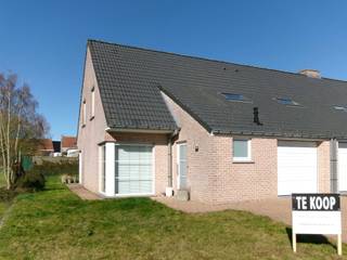 Instapklare ruime half open bebouwing met 3 slpk<br /><br />Deze lichtrijke en energiezuinige woning - voorzien van alle modern comfort - is in onberispelijke staat en biedt alles wat uw hart verlangt. Als u zich hier niet thuis voelt zult u het nergens!<br /><br />Centraal gelegen in Ingooigem, in een verkeersluwe en uitzonderlijk rustige mini-verkaveling van slechts een dozijn woningen. Ingebed in het groen, doch op slechts een boogscheut van de plaatselijke bakker, slager, apotheek,...<br /><br />De woning beschikt op het gelijkvloers over een ruime inkom met inkomtoilet, een zeer sfeervolle woonkamer, een volledig uitgeruste halfopen leef-keuken met aangrenzende koele berging en een ruime inpandige garage afgesloten met een automatische sectionaal-poort.<br /><br />Op de bovenverdieping bevinden zich drie ruime slaapkamers ( respectievelijk, 11,13 en 15 m² - géén foto’s omwille van privacy-redenen ) en een ruime badkamer met dubbele wastafel, douche, ligbad en toilet.<br />Er is ook een ruime bergzolder.<br /><br />Te mooi om waar te zijn? Kom u ter plaatse van de werkelijke toestand vergewissen ik zal u met plezier ontvangen voor een volledig vrijblijvende bezichtiging.<br /><br />De eerstvolgende bezichtigingen gaan in principe door op zondag 24 mei, maandag 25 mei (feestdag) en/of zondag 31 mei en dit steeds vanaf 14.00 u in de namiddag. Dit om praktische redenen enkel na afspraak.<br /><br />De (vraag)prijs van 347.500 euro dient beschouwd te worden als een richtprijs. Ieder ernstig bod zal in overweging worden genomen.<br /><br />Indien u meer info wenst en/of een afspraak ter bezichtiging wil vastleggen richt u best een e-mail aan: vastgoedconsult@telenet.be met vermelding van uw volledige naam en telefoon/gsm-nummer. <br />Ik neem gegarandeerd binnen de 24 uur contact met u op!<br />