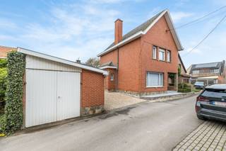 Ontdek deze ruime open bebouwing, ideaal gelegen in een rustige, doodlopende straat in Moerzeke. De woning biedt enorm veel potentieel en is...