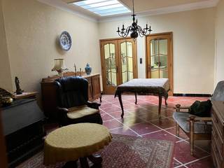 Top gelegen karakter woning aan het Station !<br />Indeling : Inkomhal , bureau , woonkamer , keuken , apart toilet , veranda . Verdiep : 2 slaapkamers , dressing , badkamer . 2de verdiep : 2 extra slaapkamers .<br />Ook is er nog een tuin voorzien die toegankelijk is via een servitudeweg in de Kapellebaan .<br /><br />Renovatieverplichting .<br />Openbaar vervoer en winkels op wandelafstand .