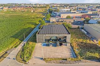 Dit recent gebouw is gelegen nabij de Brugsesteenweg met het Mammoetcenter en de verschillende gekende baanwinkels. De perfecte locatie voor ondernemers die op zoek zijn naar een strategisch gelegen pand met verschillende mogelijkheden. Het gebouw staat op een perceel van ca. 1714m² en biedt de ideale combinatie van commerciële (ca. 1110m²) en residentiële ruimte (ca.300m²). Deze eigendom beschikt over een ruime showroom, perfect voor de presentatie van producten of het ontvangen van klanten. Ideaal voor wie op zoek is naar een locatie met een professionele uitstraling. Naast de showroom is er een ruime magazijnruimte beschikbaar. Handig voor stockage, logistiek of uitbreiding van de commerciële activiteiten.Klanten, leveranciers en bewoners profiteren van de privéparking die voldoende plaats biedt, wat bijdraagt aan het comfort en de toegankelijkheid van de locatie.Het gebouw omvat tevens een woongedeelte, wat ideaal is voor wie werk en privé graag combineert op één locatie. Geniet van een ruim en comfortabel wooncomfort direct bij uw zaak.Bent u op zoek naar bedrijfsvastgoed bestaande uit een bedrijfsgebouw met woonst te koop in Roeselare? Aarzel dan niet om ons te contacteren op het nummer 051 21 22 23.