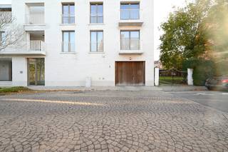 Ondergrondse staanplaats te huur in het centrum van Rumbeke. De parkeerplaats is te bereiken via een automatische poort. 